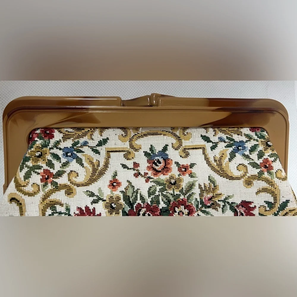 VINTAGE: Floral Tapestry Bakelike, kissy lock top,  bag.